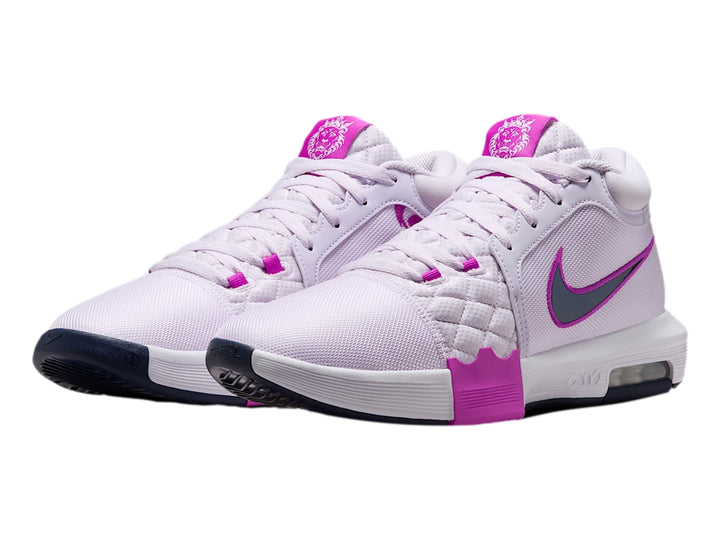 Tenis Nike LeBron Witness VIII color violeta con diseño de león en el lateral y suela blanca y magenta.