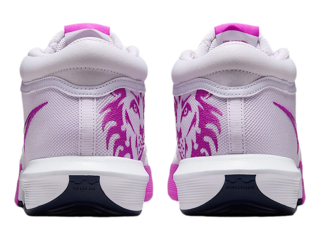 Tenis Nike LeBron Witness VIII color violeta con diseño de león en el lateral y suela blanca y magenta.