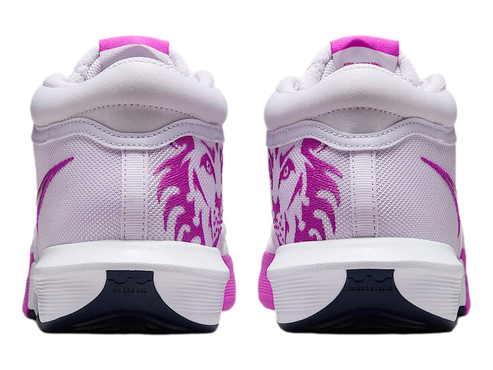 Tenis Nike LeBron Witness VIII color violeta con diseño de león en el lateral y suela blanca y magenta.