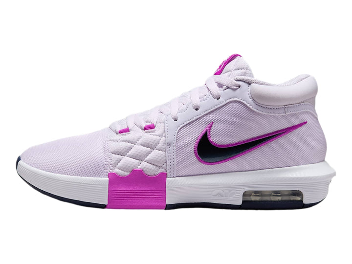 Tenis Nike LeBron Witness VIII color violeta con diseño de león en el lateral y suela blanca y magenta.