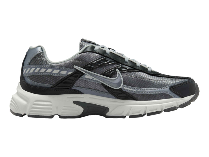 Tenis deportivos Nike en color gris antracita y blanco con detalles en gris claro.