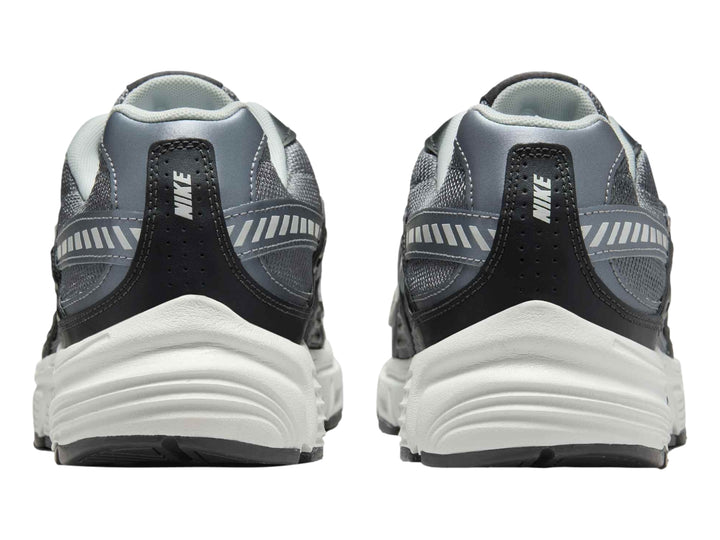 Tenis deportivos Nike en color gris antracita y blanco con detalles en gris claro.