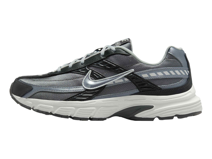 Tenis deportivos Nike en color gris antracita y blanco con detalles en gris claro.