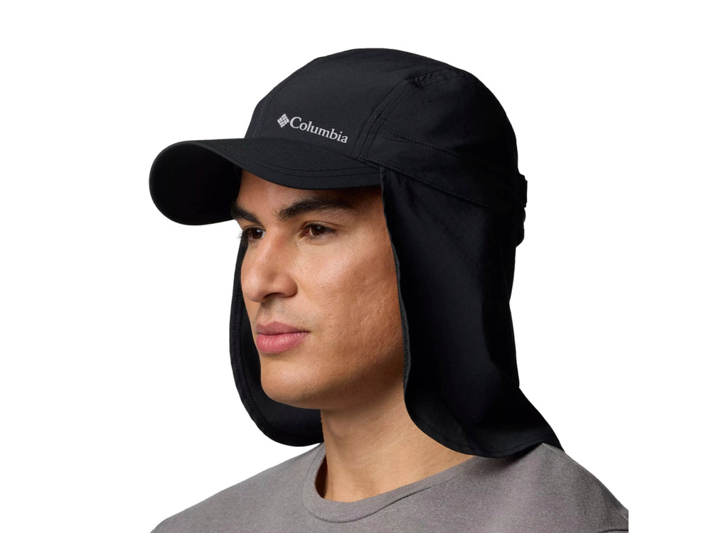 Gorra Columbia color negro con visera y protector posterior para el cuello, ideal para actividades al aire libre.