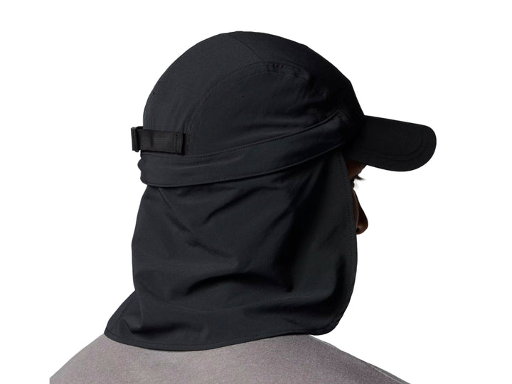 Gorra Columbia color negro con visera y protector posterior para el cuello, ideal para actividades al aire libre.