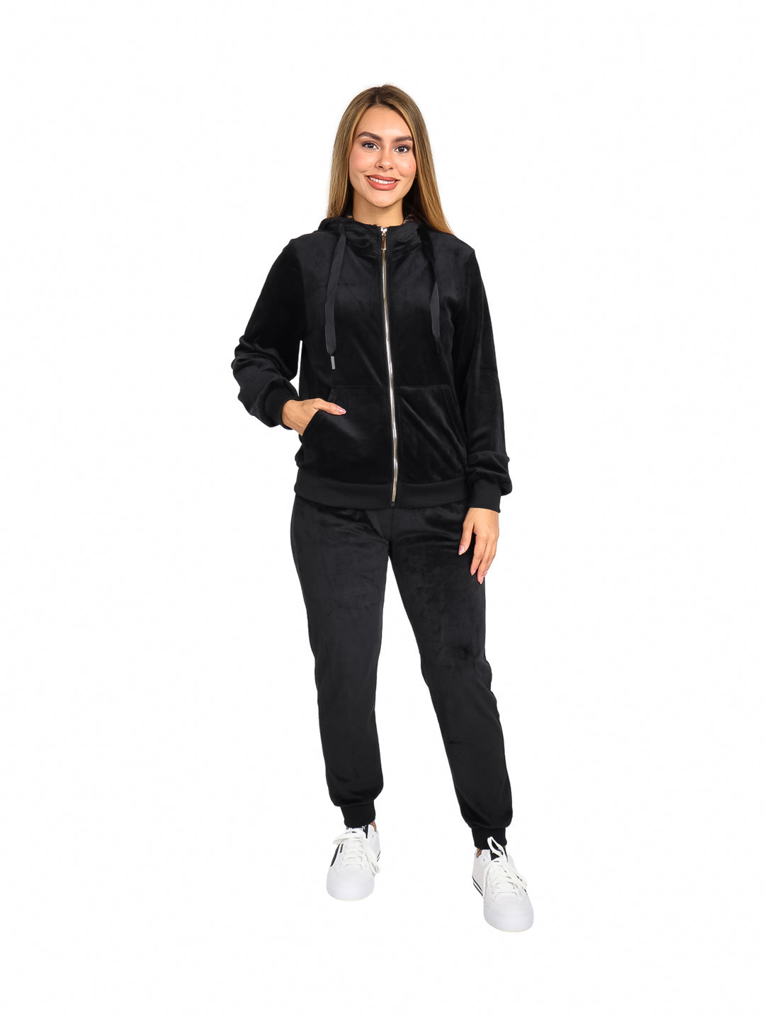 Mujer vistiendo un conjunto de sudadera con capucha y pantalón en color negro.