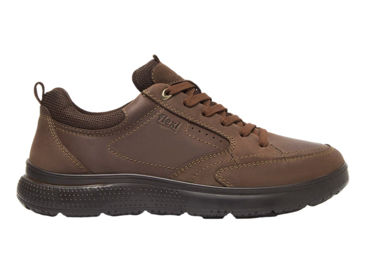 Zapato casual Flexi color chocolate con cordones y suela negra.