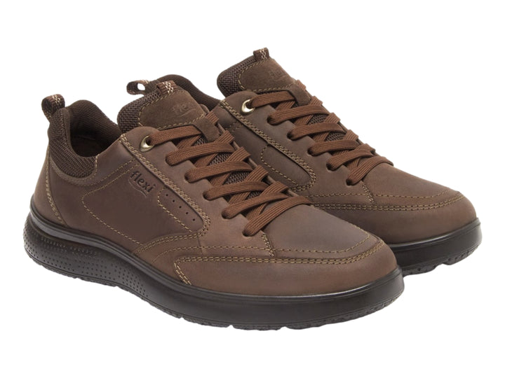 Zapato casual Flexi color chocolate con cordones y suela negra.