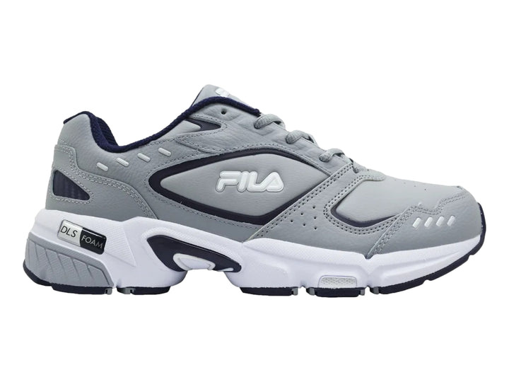 Tenis deportivos FILA en color gris con detalles en azul marino y suela blanca.