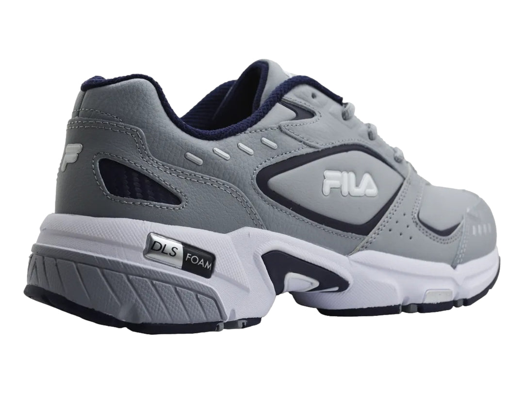 Tenis deportivos FILA en color gris con detalles en azul marino y suela blanca.