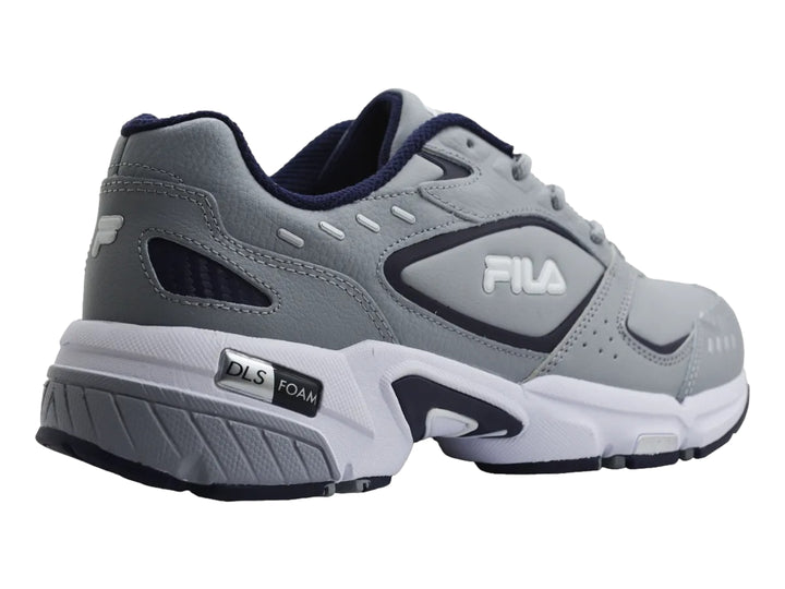 Tenis deportivos FILA en color gris con detalles en azul marino y suela blanca.