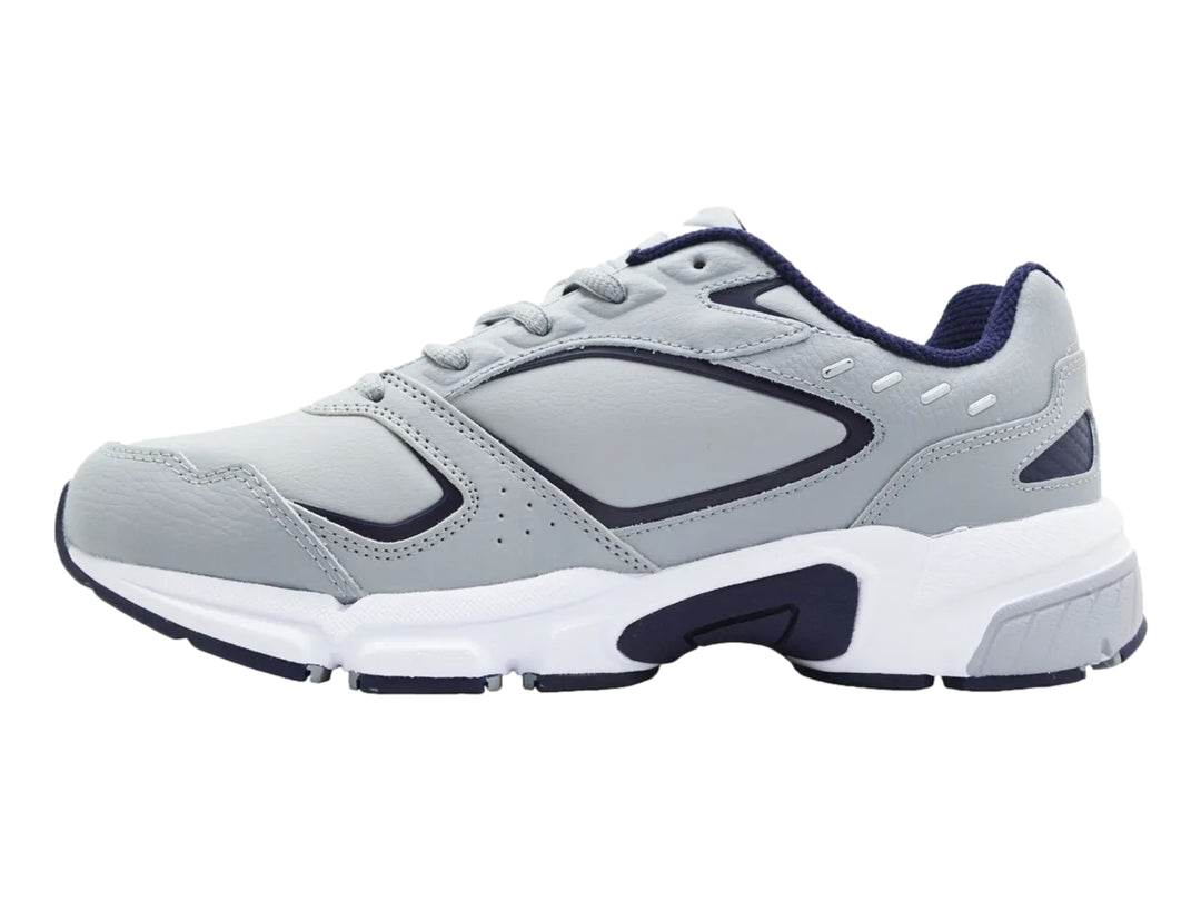 Tenis deportivos FILA en color gris con detalles en azul marino y suela blanca.