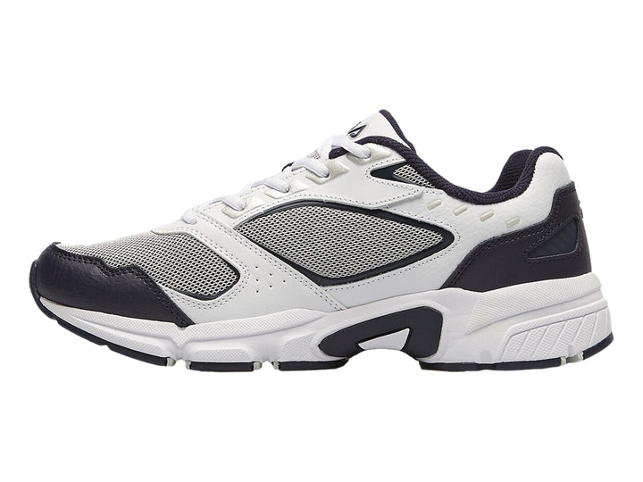 Tenis deportivos Fila en colores blanco, azul marino y gris con suela blanca robusta.