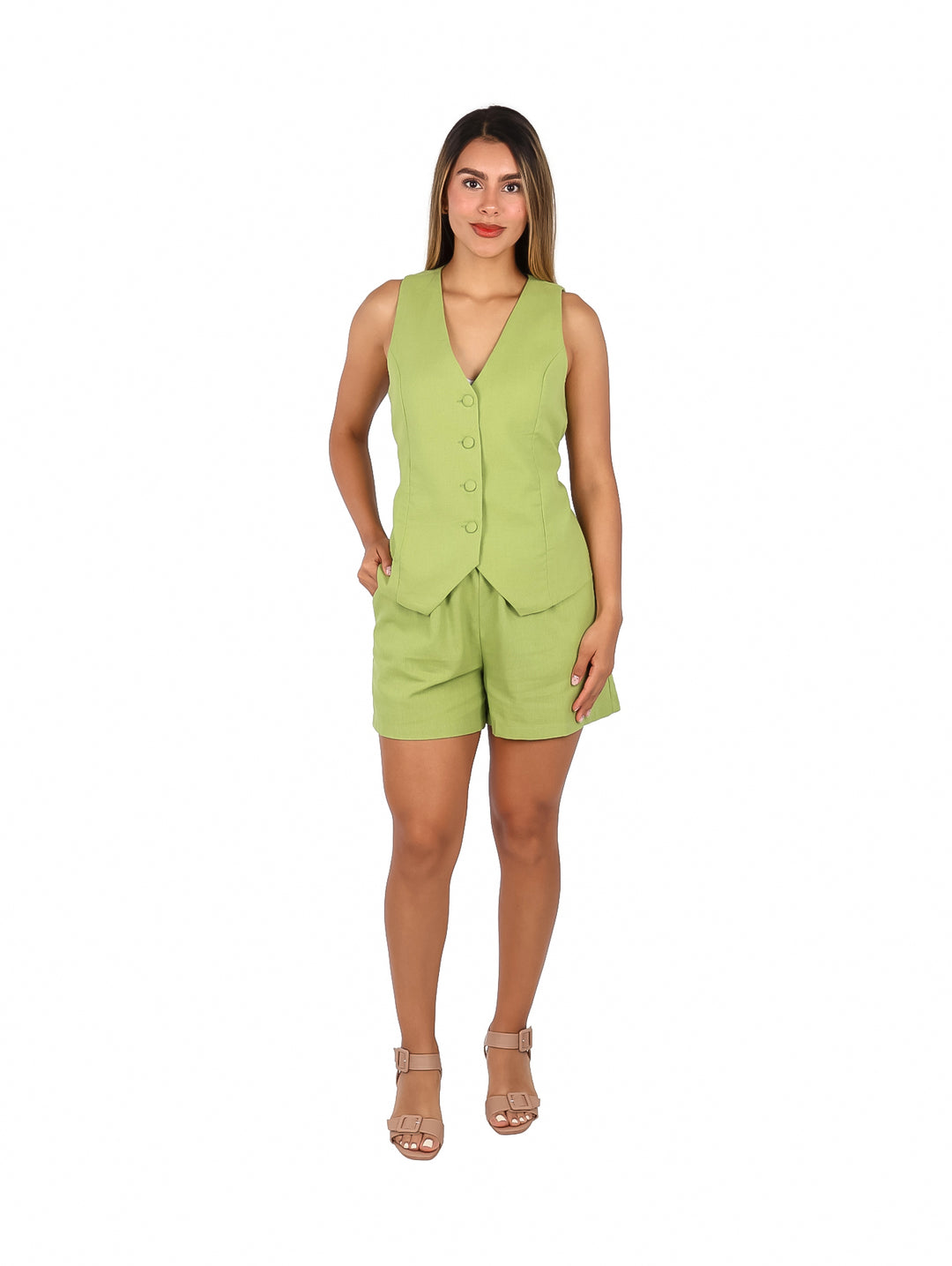Mujer vistiendo un conjunto de dos piezas color verde lima compuesto por un chaleco con botones y shorts.