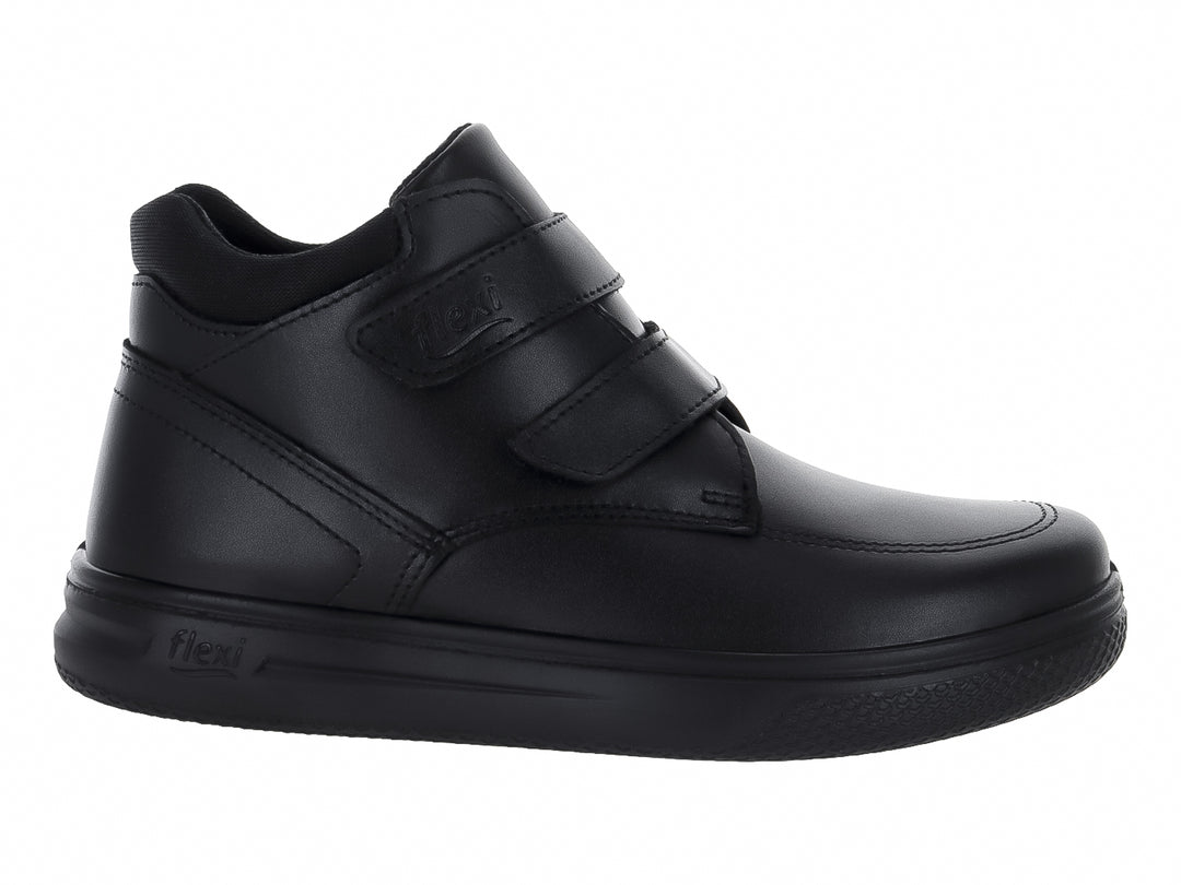 Zapato Flexi para niño en color negro con cierre de doble correa de velcro y suela cómoda.