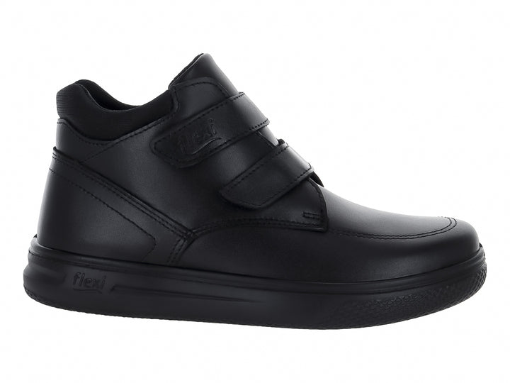 Zapato Flexi para niño en color negro con cierre de doble correa de velcro y suela cómoda.