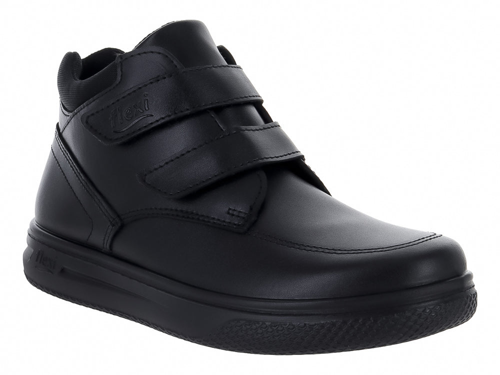 Zapato Flexi para niño en color negro con cierre de doble correa de velcro y suela cómoda.