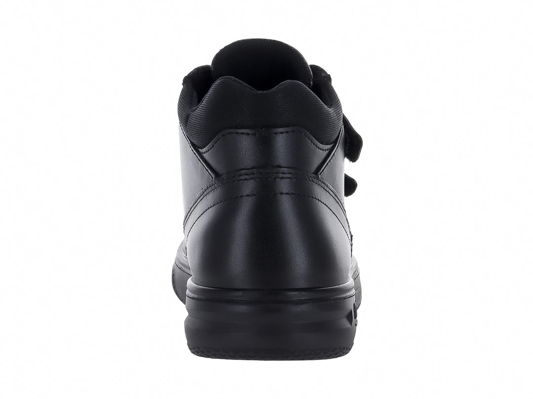 Zapato Flexi para niño en color negro con cierre de doble correa de velcro y suela cómoda.