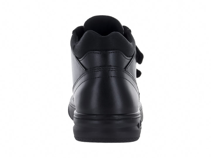 Zapato Flexi para niño en color negro con cierre de doble correa de velcro y suela cómoda.