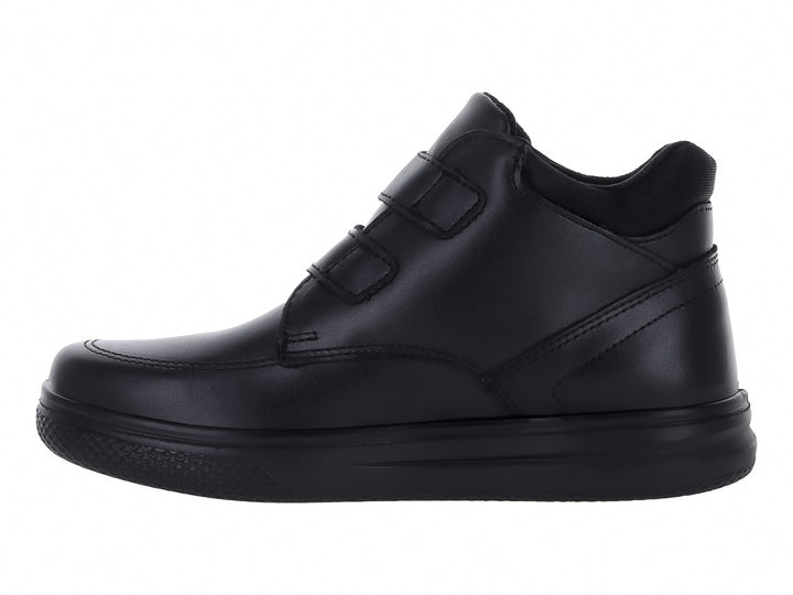 Zapato Flexi para niño en color negro con cierre de doble correa de velcro y suela cómoda.