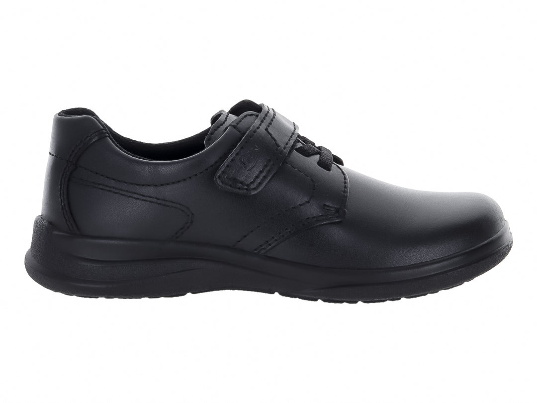 Zapato negro para niño de la marca Flexi con cierre de velcro y suela cómoda.