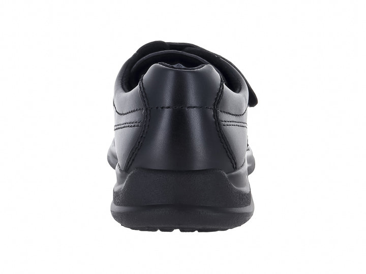 Zapato negro para niño de la marca Flexi con cierre de velcro y suela cómoda.