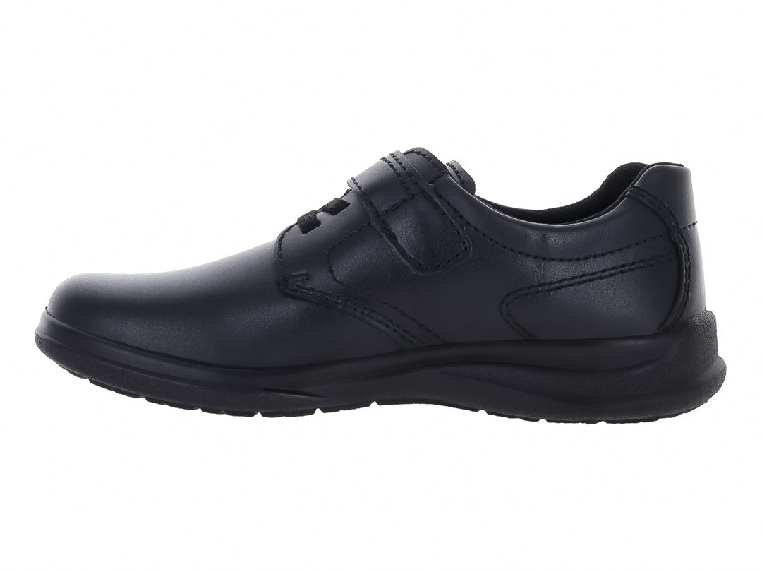 Zapato negro para niño de la marca Flexi con cierre de velcro y suela cómoda.