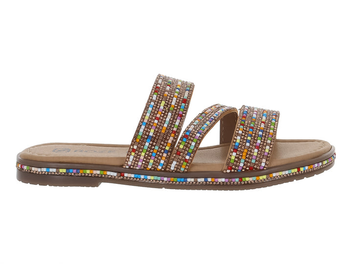 Sandalias planas color café con tiras decoradas con cuentas multicolores.