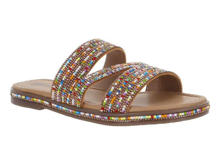 Sandalias planas color café con tiras decoradas con cuentas multicolores.