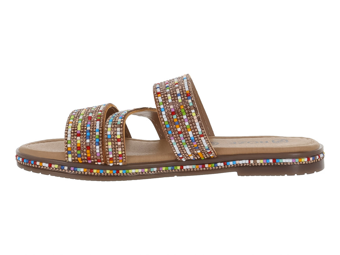 Sandalias planas color café con tiras decoradas con cuentas multicolores.
