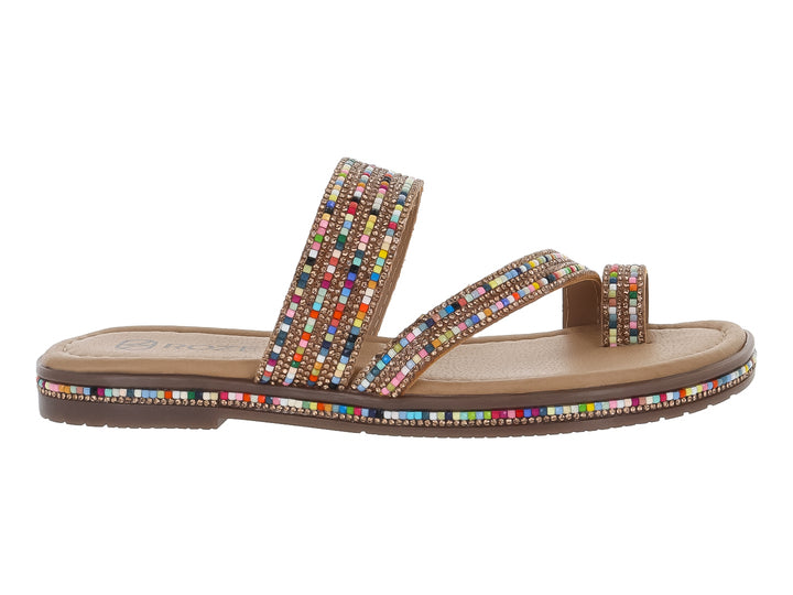 Sandalia plana multicolor para niña con tiras decoradas con pequeñas piedras brillantes y suela beige.