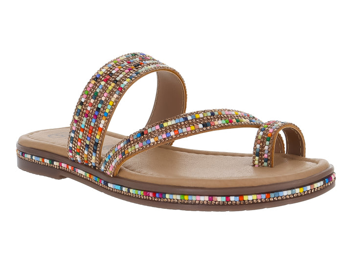 Sandalia plana multicolor para niña con tiras decoradas con pequeñas piedras brillantes y suela beige.