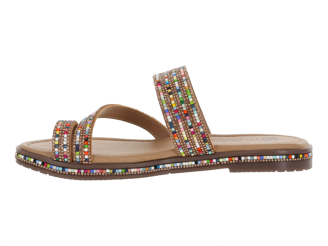 Sandalia plana multicolor para niña con tiras decoradas con pequeñas piedras brillantes y suela beige.