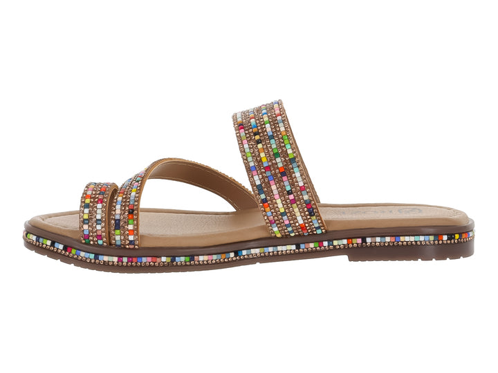 Sandalia plana multicolor para niña con tiras decoradas con pequeñas piedras brillantes y suela beige.