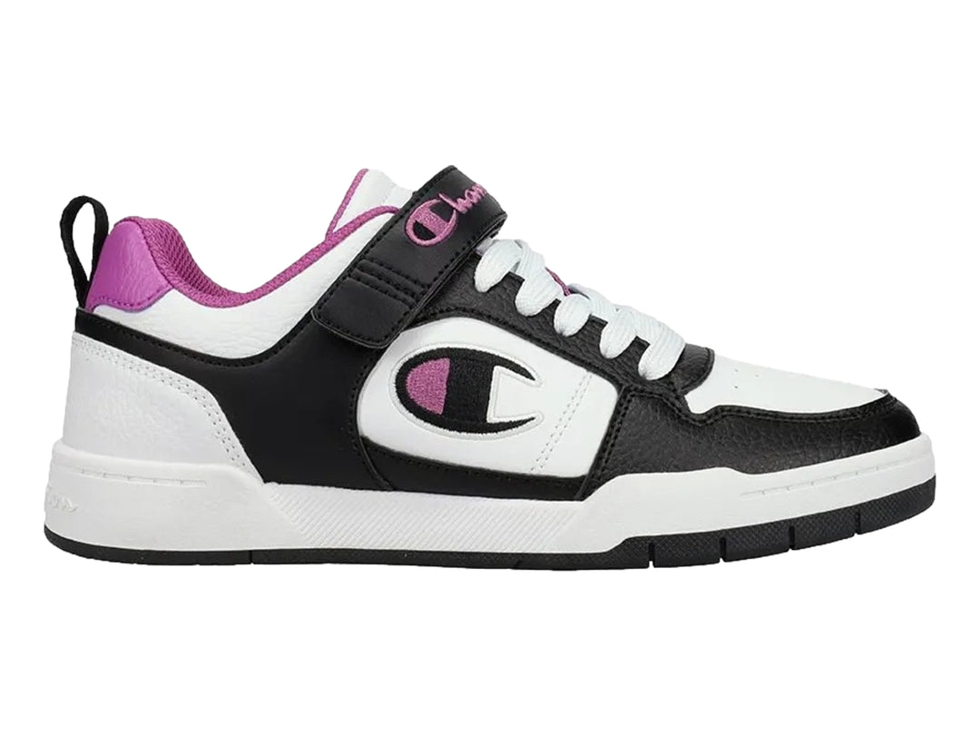 Tenis deportivos Champion en colores blanco y negro con detalles en morado y correa ajustable.