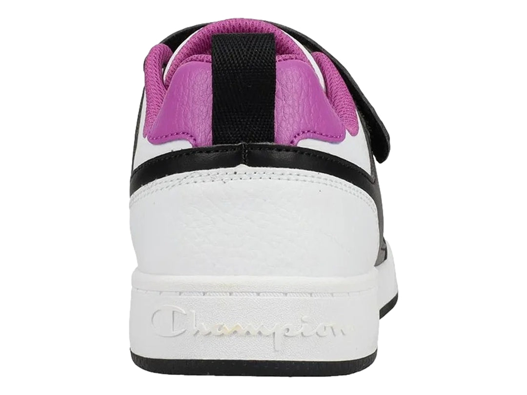 Tenis deportivos Champion en colores blanco y negro con detalles en morado y correa ajustable.