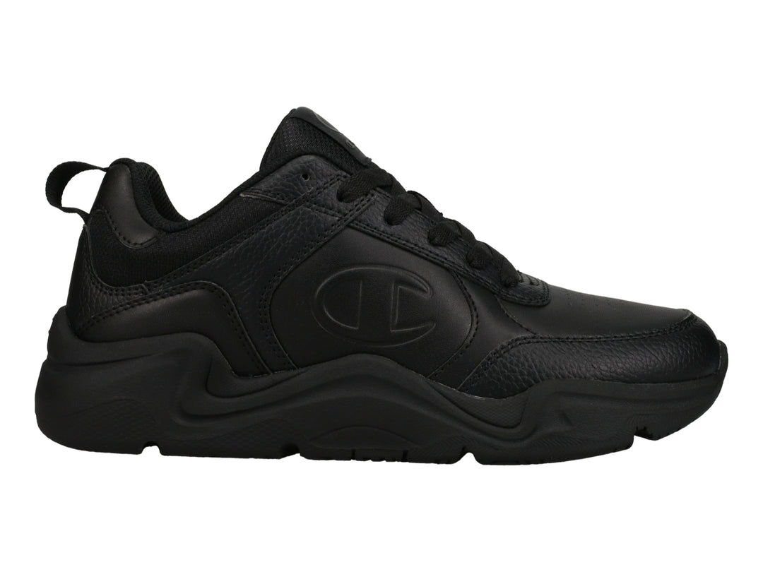 Tenis Champion color negro con suela gruesa y logotipo grabado en el lateral.
