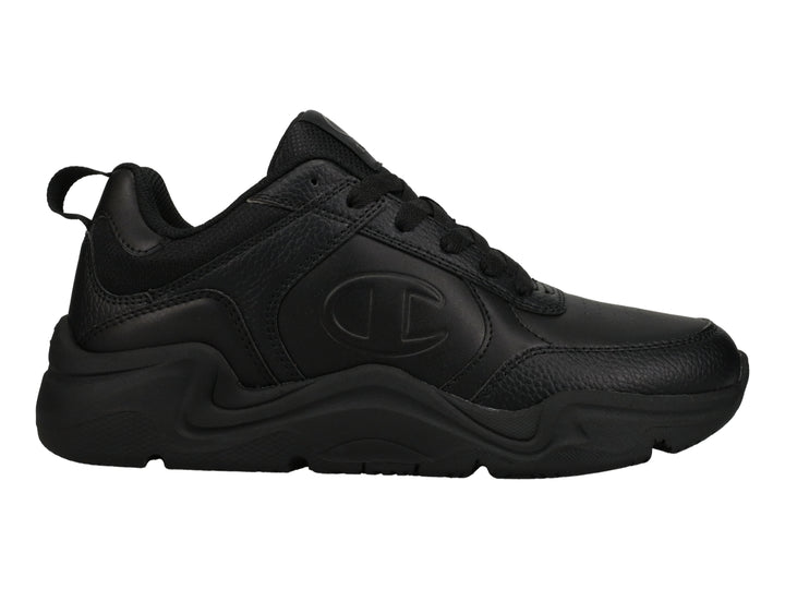 Tenis Champion color negro con suela gruesa y logotipo grabado en el lateral.