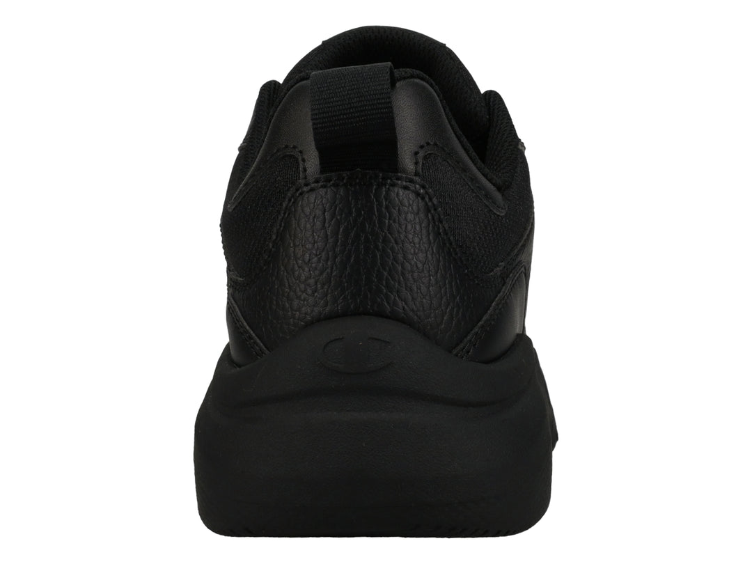 Tenis Champion color negro con suela gruesa y logotipo grabado en el lateral.
