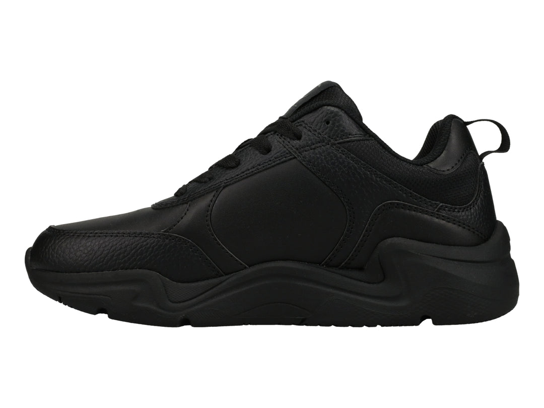 Tenis Champion color negro con suela gruesa y logotipo grabado en el lateral.