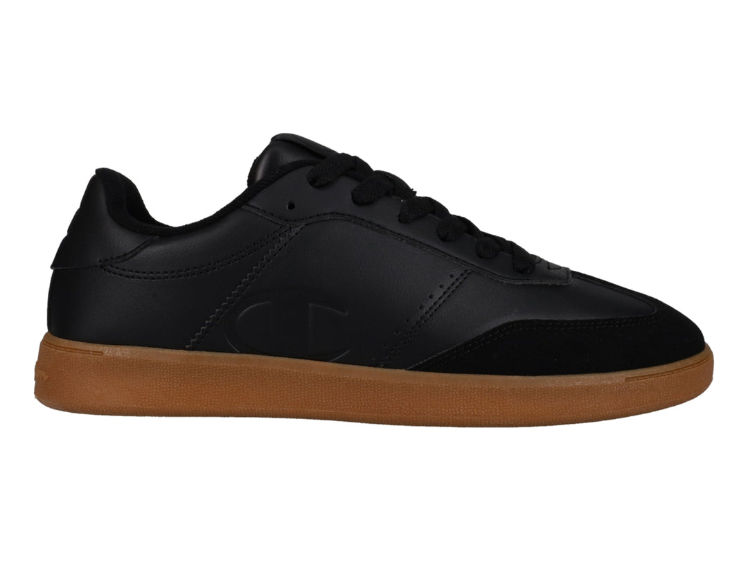 Tenis Champion color negro con suela de goma café, estilo deportivo y casual.