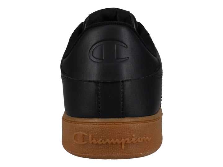 Tenis Champion color negro con suela de goma café, estilo deportivo y casual.