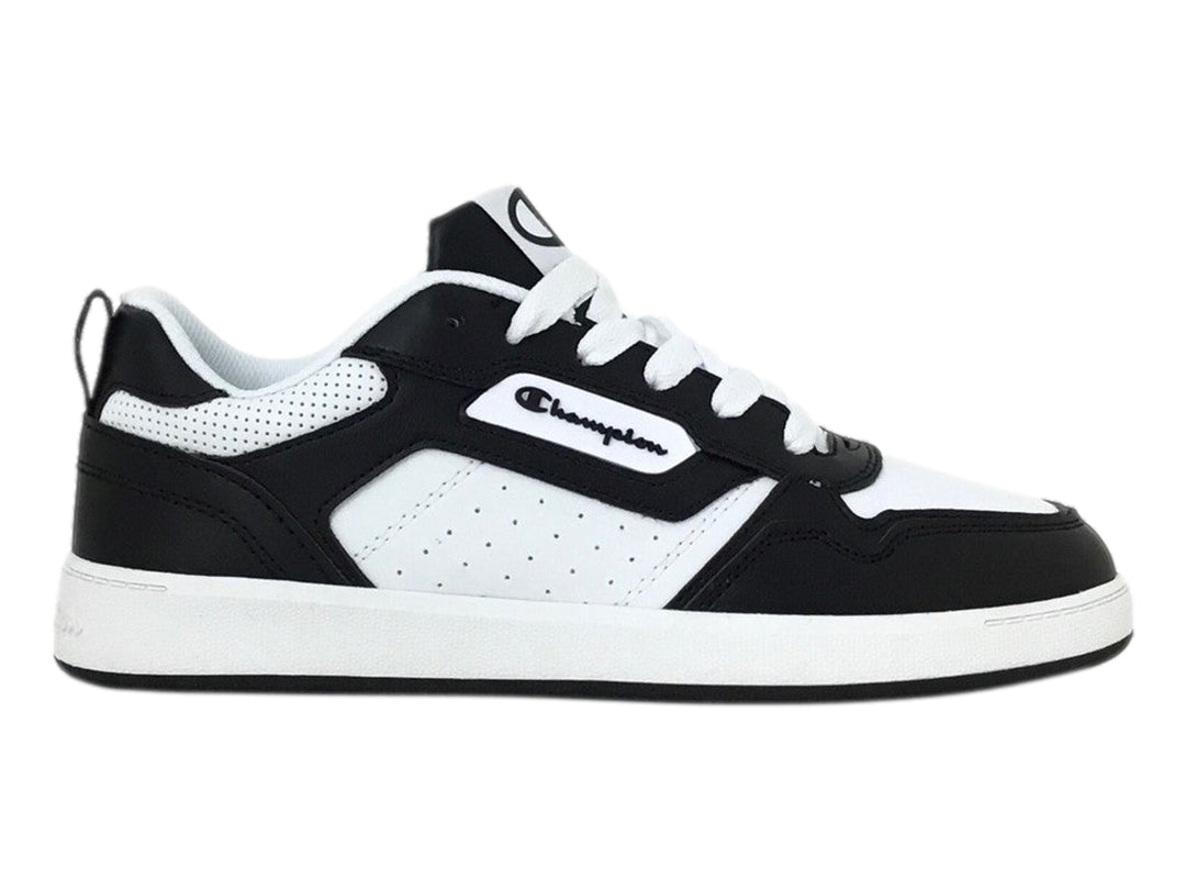 Tenis deportivos Champion en colores blanco y negro con suela blanca y detalles perforados.