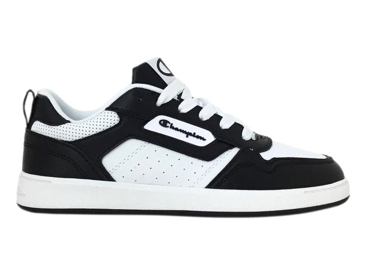 Tenis deportivos Champion en colores blanco y negro con suela blanca y detalles perforados.