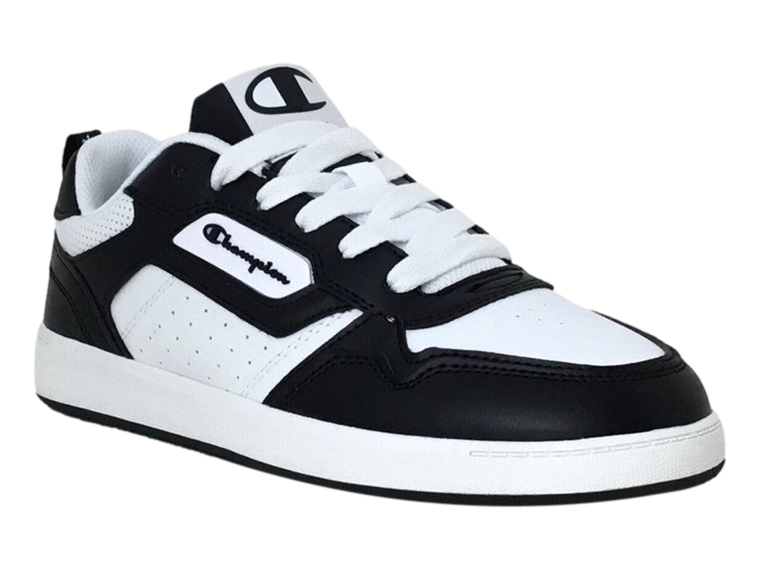 Tenis deportivos Champion en colores blanco y negro con suela blanca y detalles perforados.