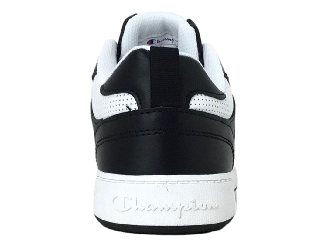 Tenis deportivos Champion en colores blanco y negro con suela blanca y detalles perforados.