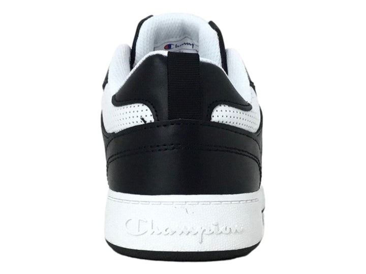 Tenis deportivos Champion en colores blanco y negro con suela blanca y detalles perforados.