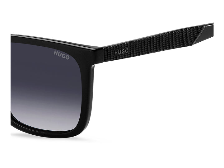 Lentes de sol HUGO BOSS color negro con micas degradadas y marco cuadrado.