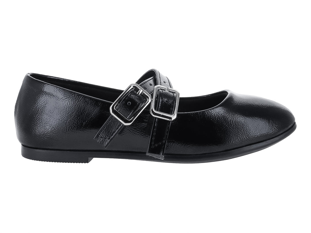 Zapato plano de charol negro con doble hebilla plateada para niña.