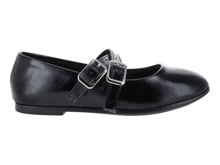Zapato plano de charol negro con doble hebilla plateada para niña.